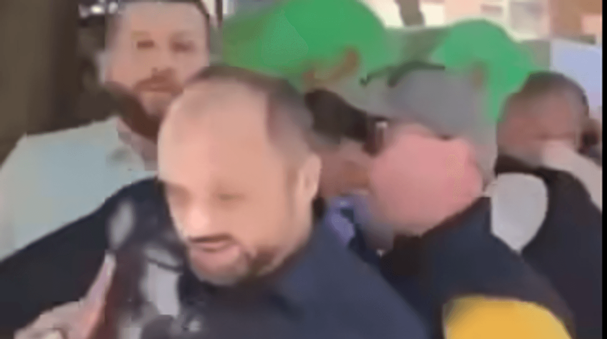 Kryetari dhe kryesuesi i Kuvendit të Mitrovicës veri shoqërohen nga policia