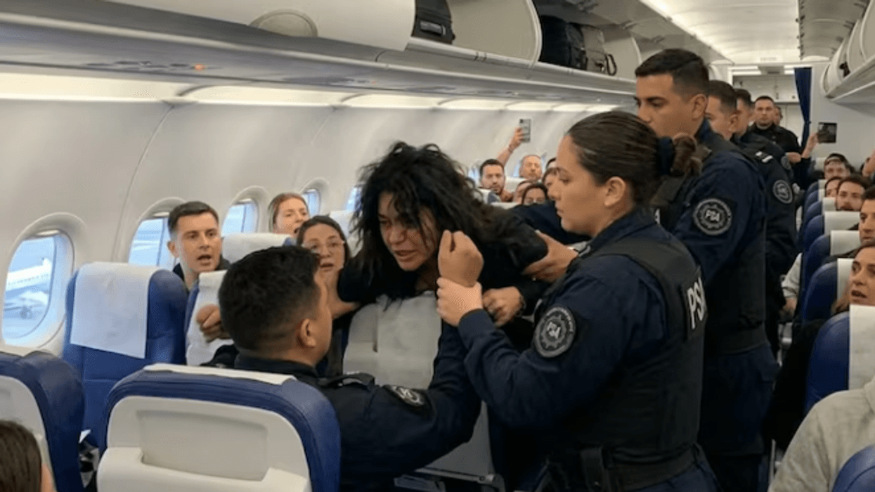 Kaos në aeroplan, pasagjerja refuzon të paguajë për bagazh shtesë - kafshon oficeren që u mundua ta largonte Kaos në aeroplan, pasagjerja refuzon të paguajë për bagazh shtesë - kafshon oficeren që u mundua ta largonte
