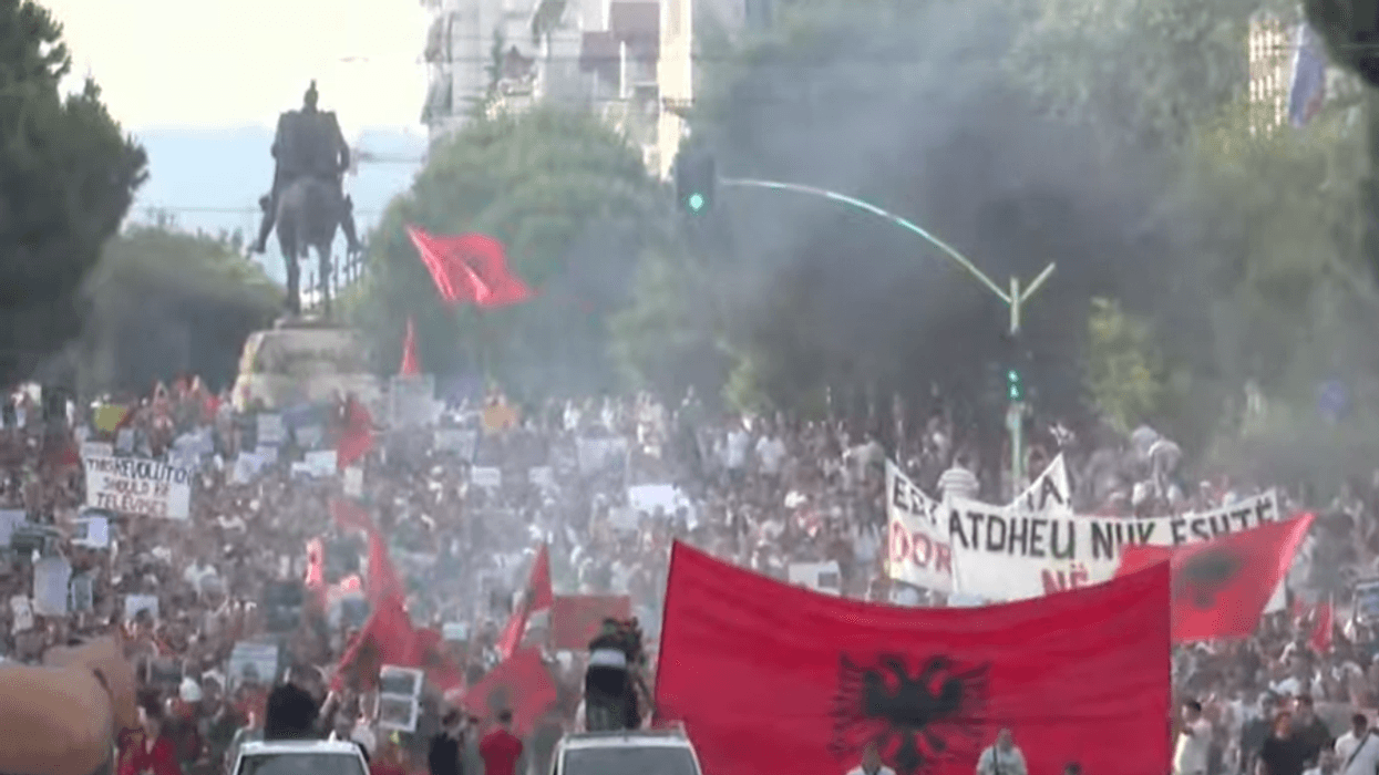Me pankarta dhe flamuj në duar, qytetarët shqiptar në ditën e 7-të të protestës