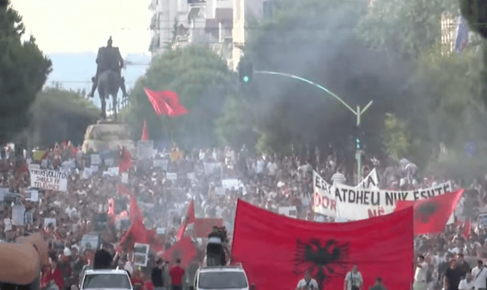Me pankarta dhe flamuj në duar, qytetarët shqiptar në ditën e 7-të të protestës