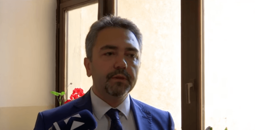 Radoniqi voton në Pejë, bën thirrje për respektimin e ligjit gjatë procesit zgjedhor