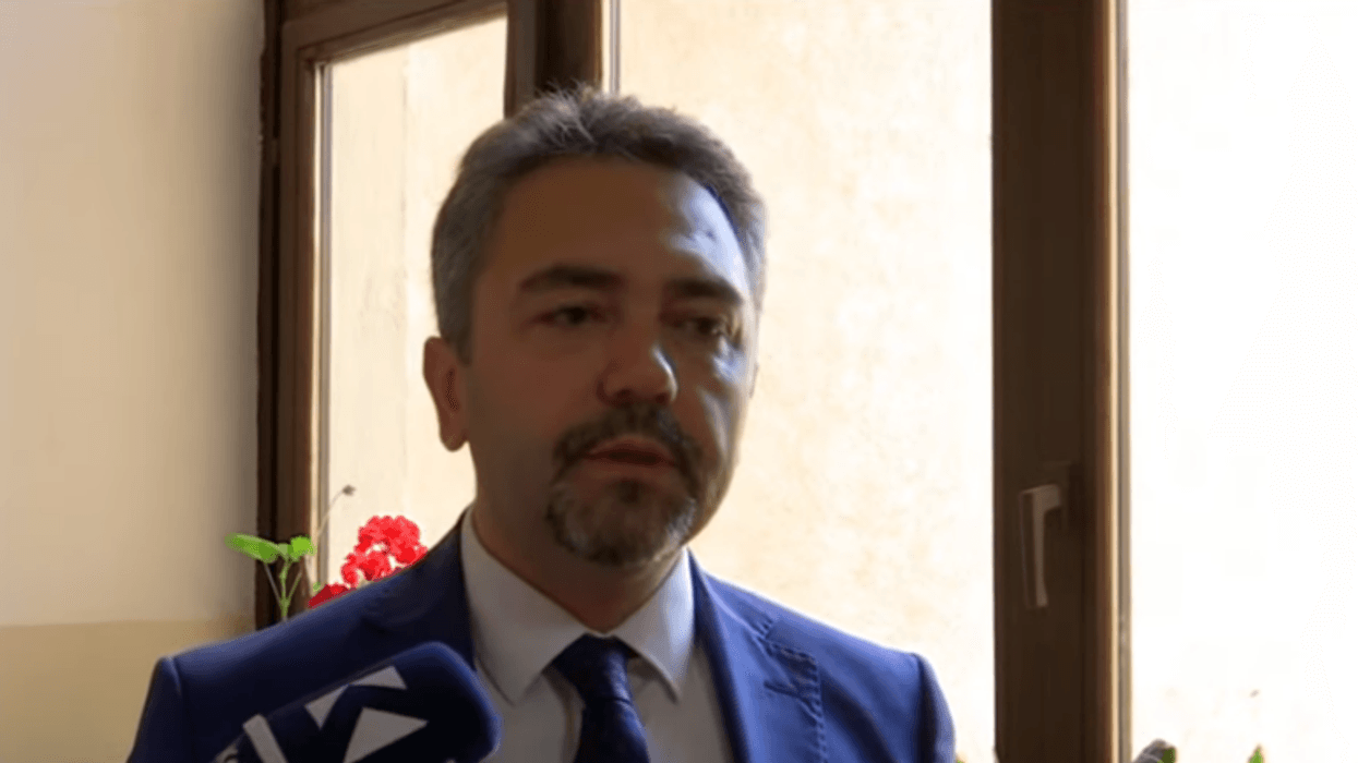 Radoniqi voton në Pejë, bën thirrje për respektimin e ligjit gjatë procesit zgjedhor