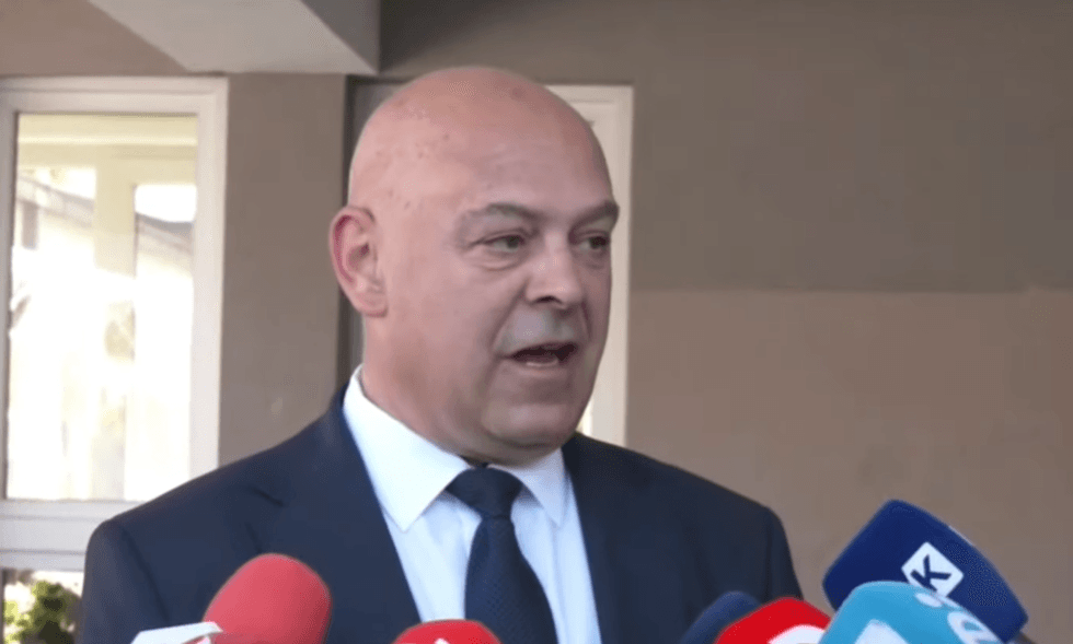 Ardian Gjini voton në Gjakovë, u bën thirrje qytetarëve të d
