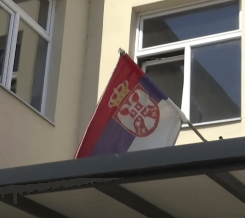 Largohet flamuri serb nga qendra e votimit në Gorazhdec të P