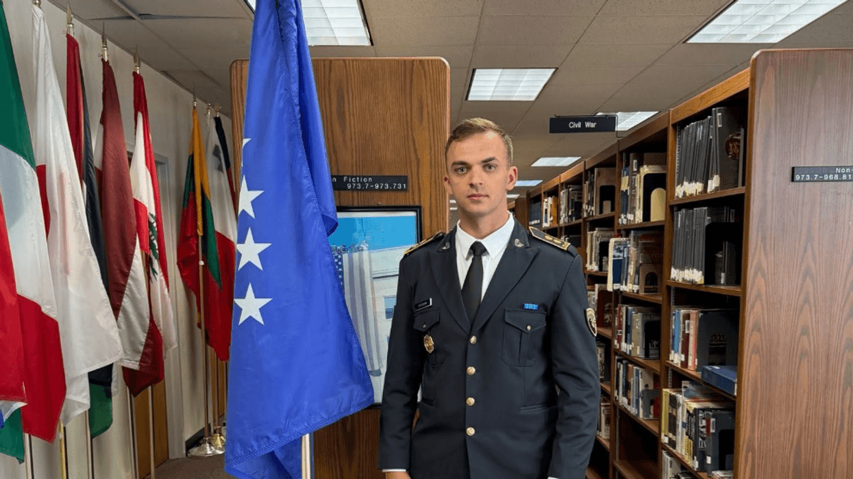 Oficeri i FSK-së diplomon me sukses në SHBA, nderohet me çmimet “Honor Graduate” dhe “Iron Man” Oficeri i FSK-së diplomon me sukses në SHBA, nderohet me çmimet “Honor Graduate” dhe “Iron Man”