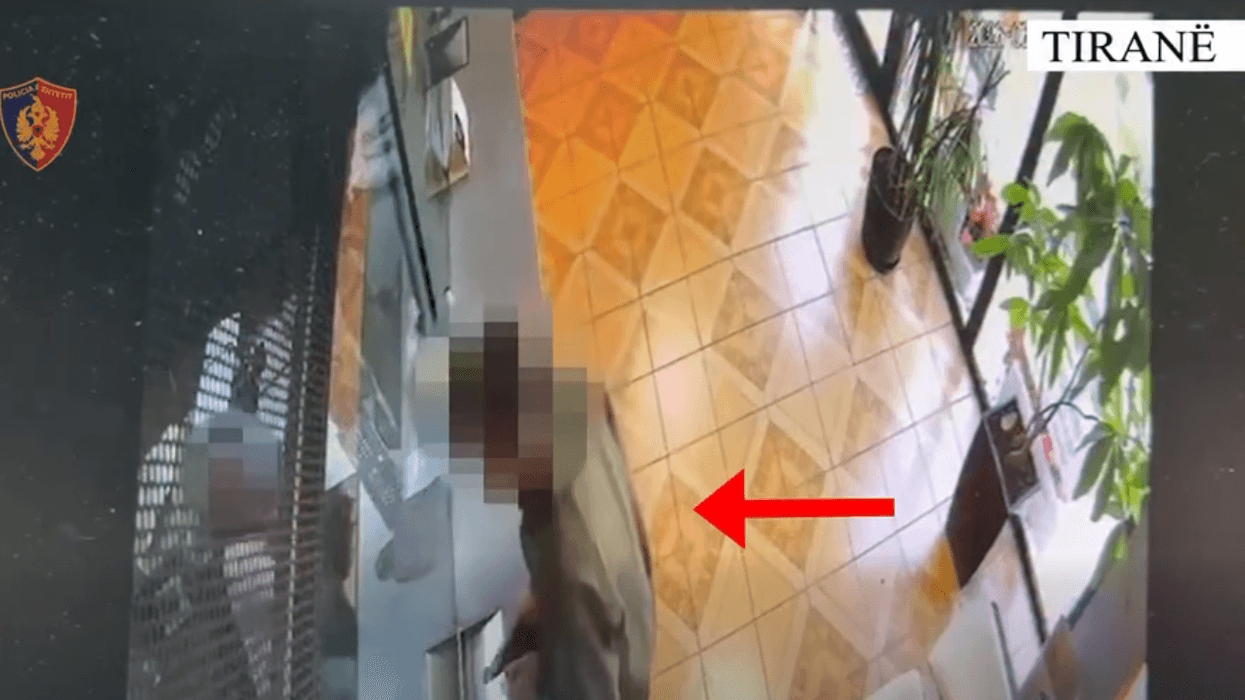 Pamje të momentit kur 23-vjeçari tentoi grabitjen në Shkozë me pistoletë lodër Pamje të momentit kur 23-vjeçari tentoi grabitjen në Shkozë me pistoletë lodër