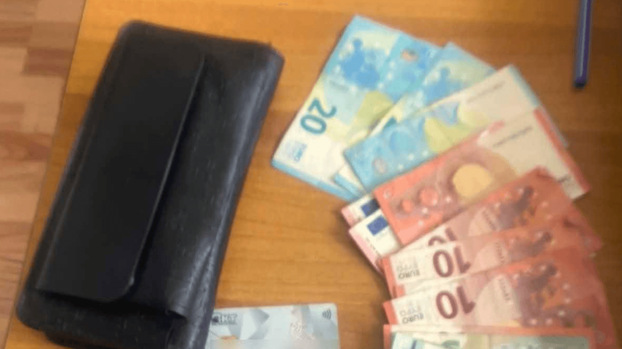 Qytetarja në Viti dorëzon portofolin me para në polici, identifikohet pronari