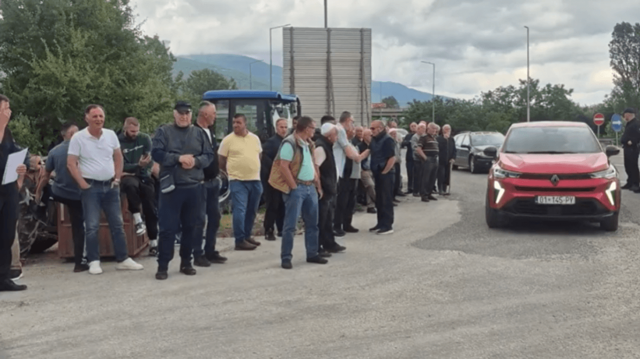 Në Reçicë të Tetovës u protestua për tokën e korridorit 8, banorët thonë se 3-4 euro për m² nuk është çmim i drejtë Në Reçicë të Tetovës u protestua për tokën e korridorit 8, banorët thonë se 3-4 euro për m² nuk është çmim i drejtë