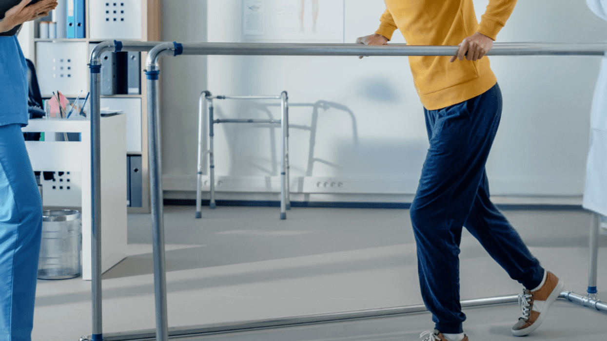 Osteoartriti i gjurit mund të lehtësohet pa ilaçe: Studimi zbulon ndryshimin e thjeshtë në mënyrën e ecjes