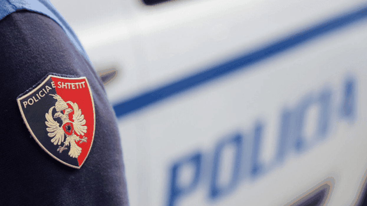 Vetëvritet me armën e shërbimit polici në Tiranë Vetëvritet me armën e shërbimit polici në Tiranë
