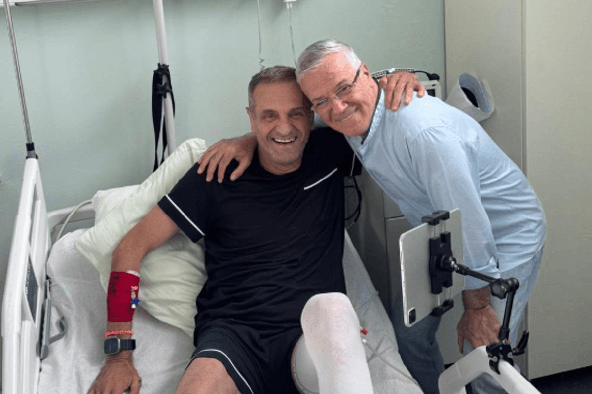 Dani e viziton Sinan Vllasaliun në spital pas aksidentit me motor: Shërim të shpejtë miku im Dani e viziton Sinan Vllasaliun në spital pas aksidentit me motor: Shërim të shpejtë miku im