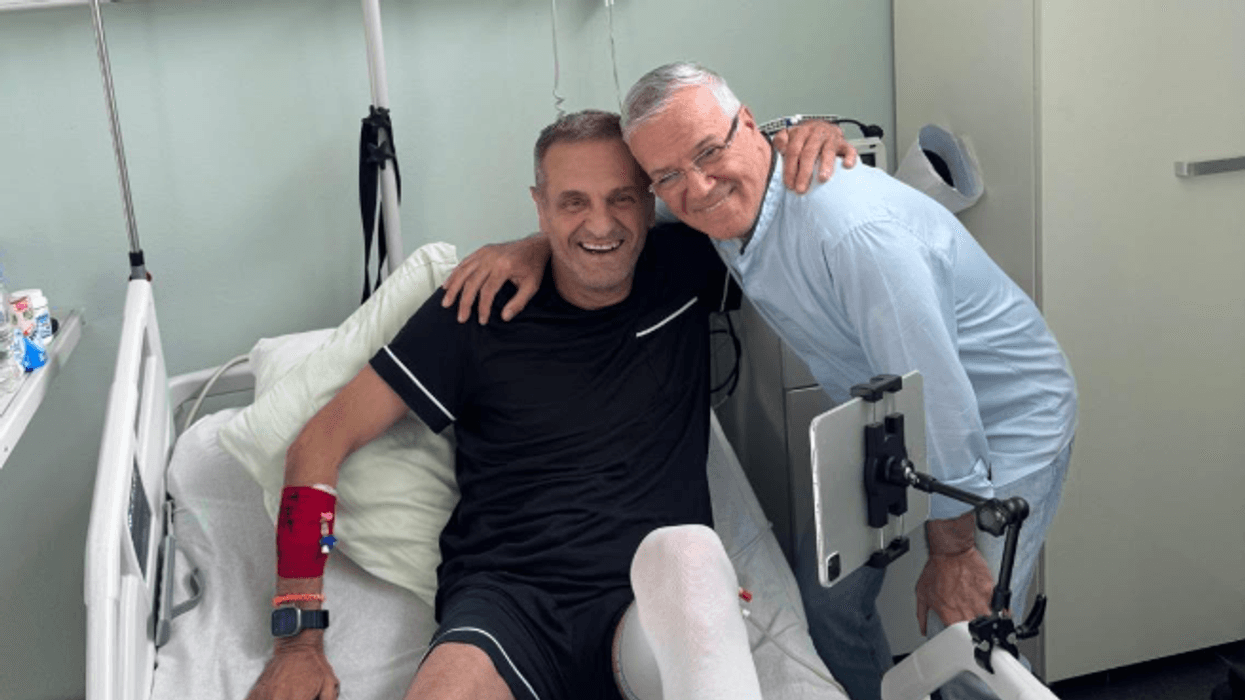 Dani e viziton Sinan Vllasaliun në spital pas aksidentit me motor: Shërim të shpejtë miku im