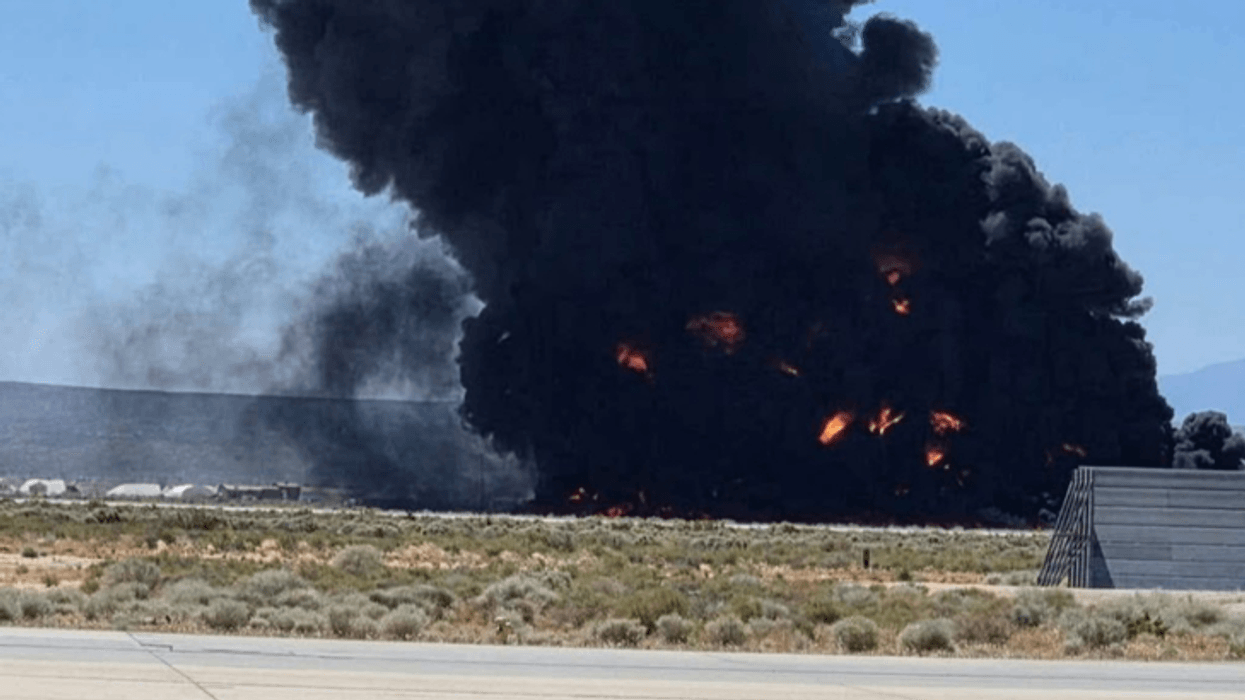 Bombarduesi amerikan B-52 rrëzohet në Kaliforni