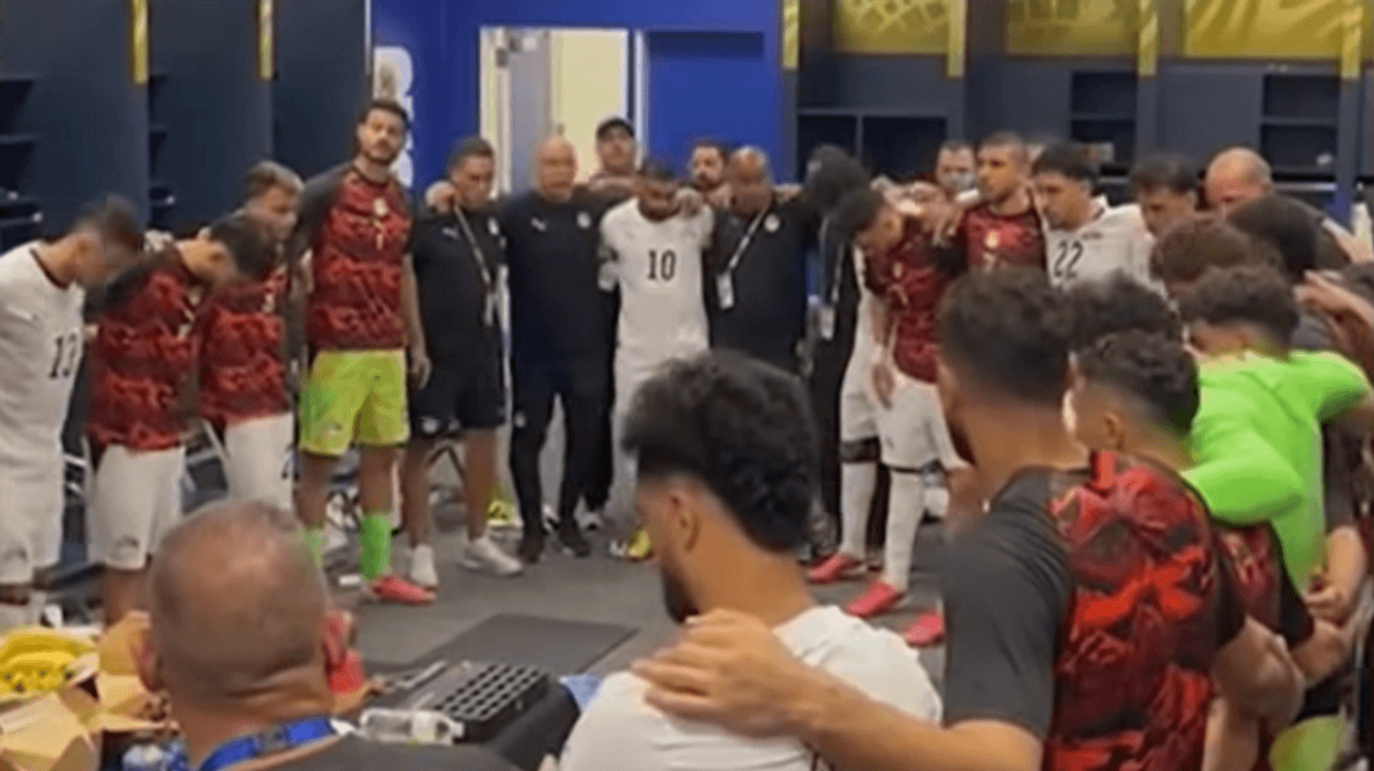 Lojtarët e Egjiptit mblidhen dhe recitojnë Kuran para ndeshjes me Belgjikën në Botëror Lojtarët e Egjiptit mblidhen dhe recitojnë Kuran para ndeshjes me Belgjikën në Botëror