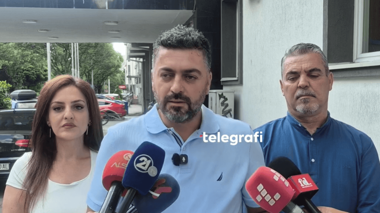 Këshilltarët e opozitës në Tetovë kërkojnë seancë urgjente për emrat e rrugëve, vendimi i Gjykatës Kushtetuese është goditje ndaj identitetit shqiptar Këshilltarët e opozitës në Tetovë kërkojnë seancë urgjente për emrat e rrugëve, vendimi i Gjykatës Kushtetuese është goditje ndaj identitetit shqiptar