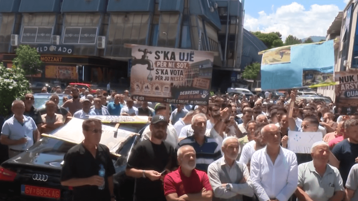 Banorët e Debreshit protestuan për mungesën e ujit, Komuna premton zgjidhje brenda një muaji Banorët e Debreshit protestuan për mungesën e ujit, Komuna premton zgjidhje brenda një muaji
