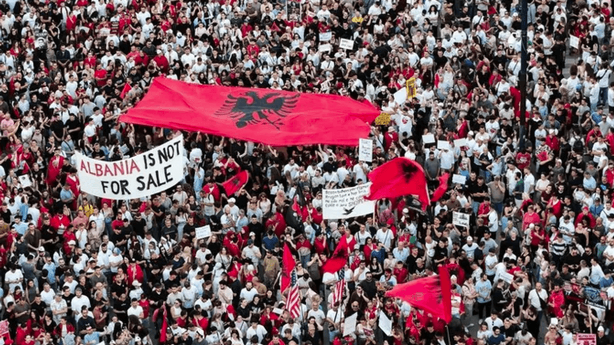 Protesta e 20-të në Tiranë, qytetarët mblidhen në Sheshin “Skënderbej” dhe marshojnë drejt Kryeministrisë Protesta e 20-të në Tiranë, qytetarët mblidhen në Sheshin “Skënderbej” dhe marshojnë drejt Kryeministrisë