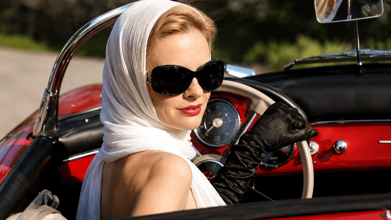 Shamia rreth kokës rikthehet si trend veror, me stilin që e adhuronte Audrey Hepburn