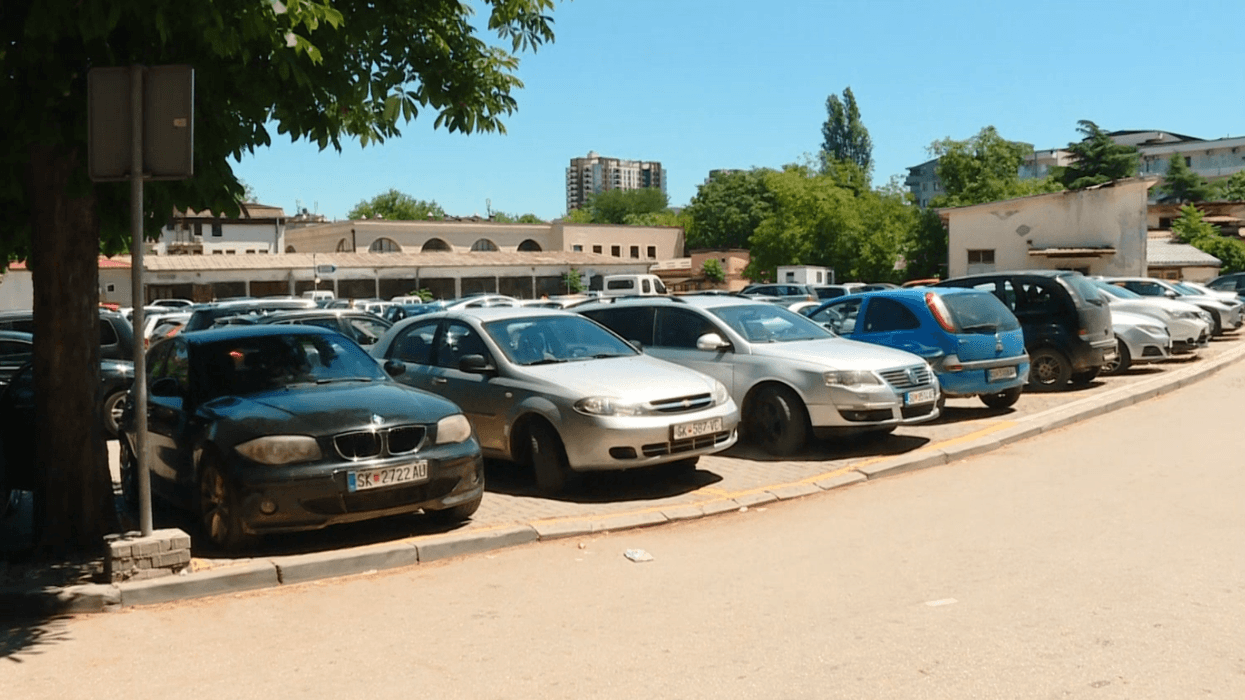Mungesa e vendparkimeve në Qendrën Klinike ngelet problem serioz për pacientët