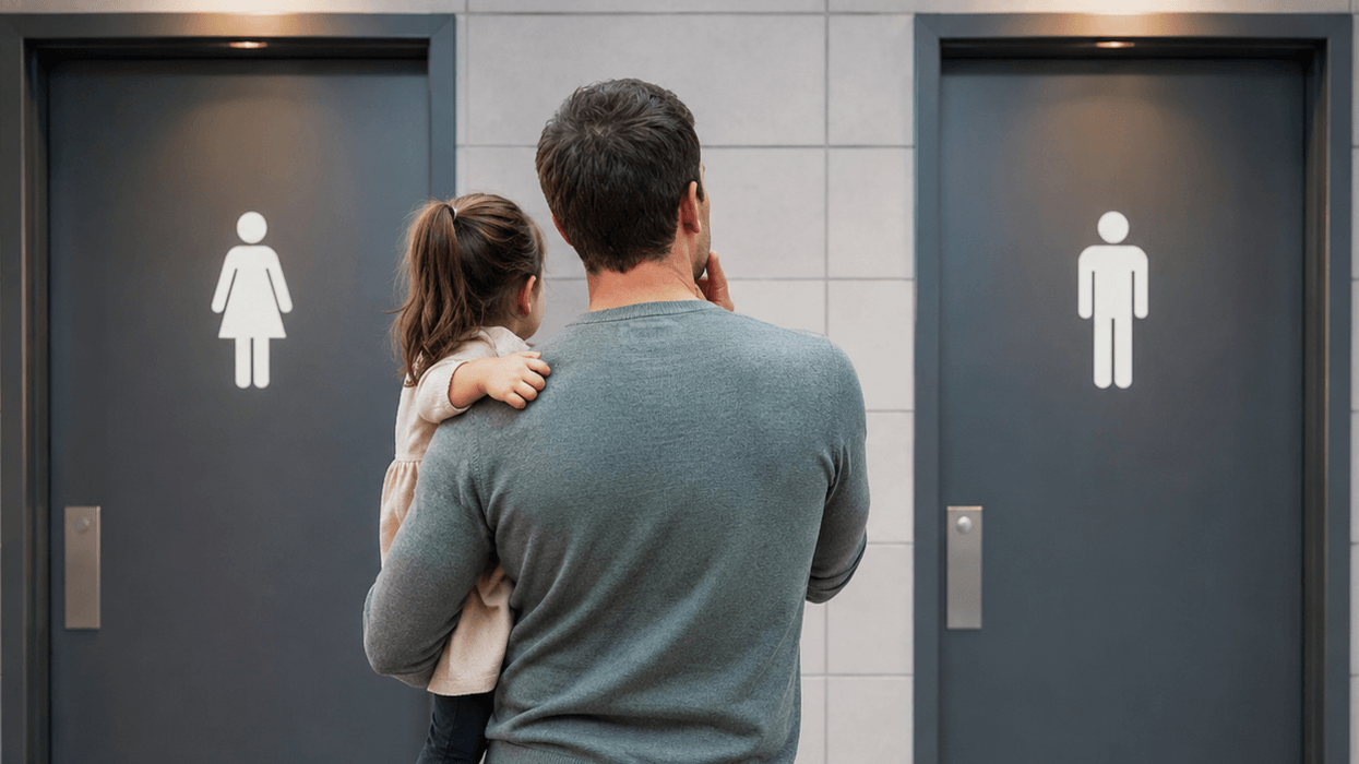 A duhet babai ta çojë vajzën e vogël në tualetin e grave? Tema që po hap diskutim