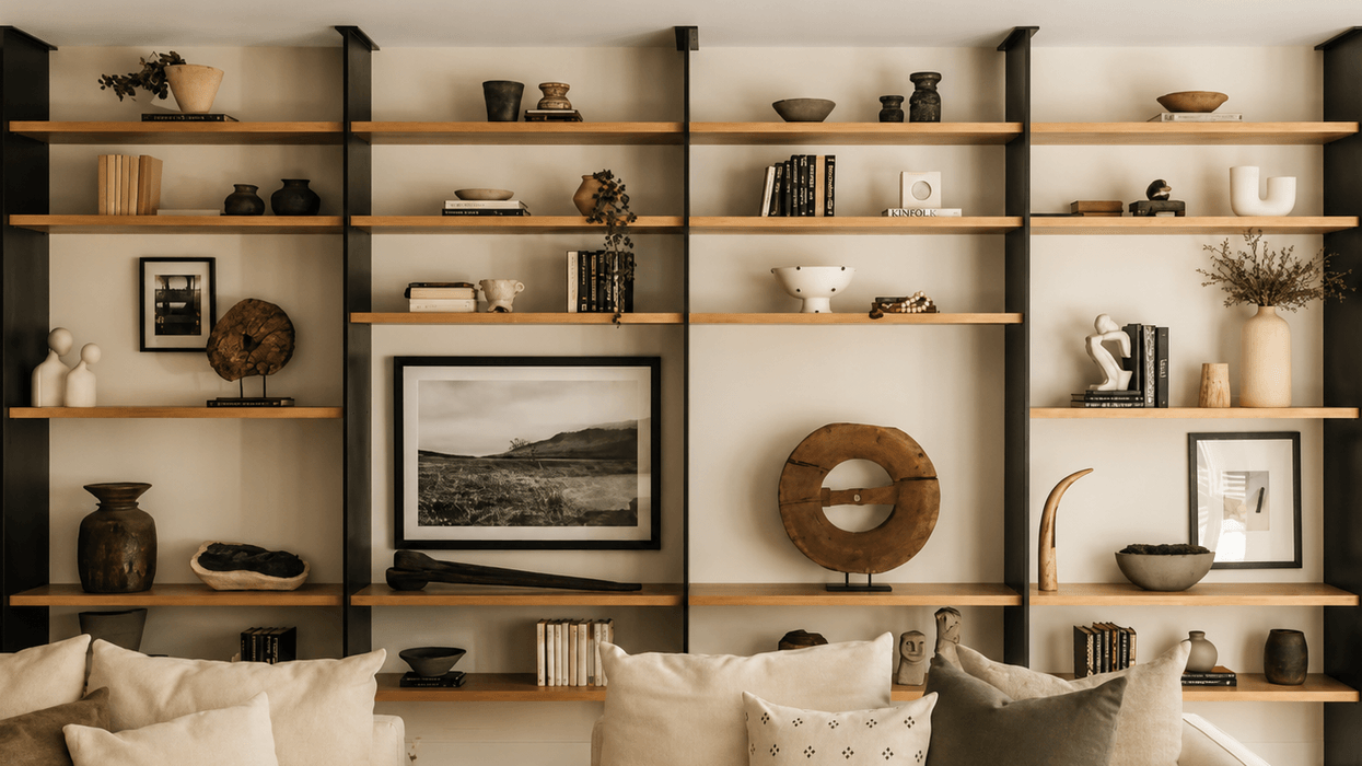 Si t’i rregulloni raftet e librave që salloni të duket më modern dhe më elegant