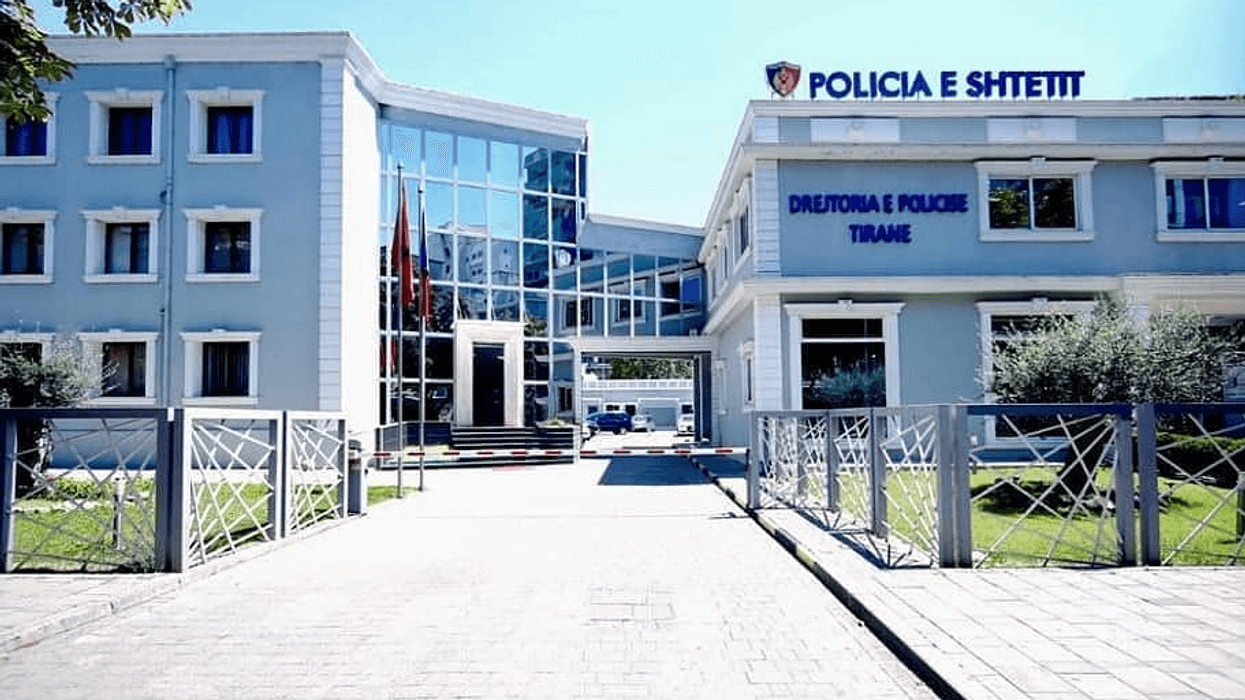Policia dhe RENEA operacion në Fushë-Krujë për kapjen e një personi, nuk gjendet në banesë -sekuestrohet 1 pistoletë Policia dhe RENEA operacion në Fushë-Krujë për kapjen e një personi, nuk gjendet në banesë -sekuestrohet 1 pistoletë