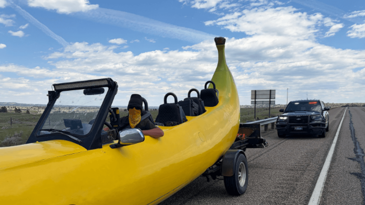 Makina ikonike e madhe në formë banane ndalohet nga Patrulla e Autostradës së Montanës Makina ikonike e madhe në formë banane ndalohet nga Patrulla e Autostradës së Montanës