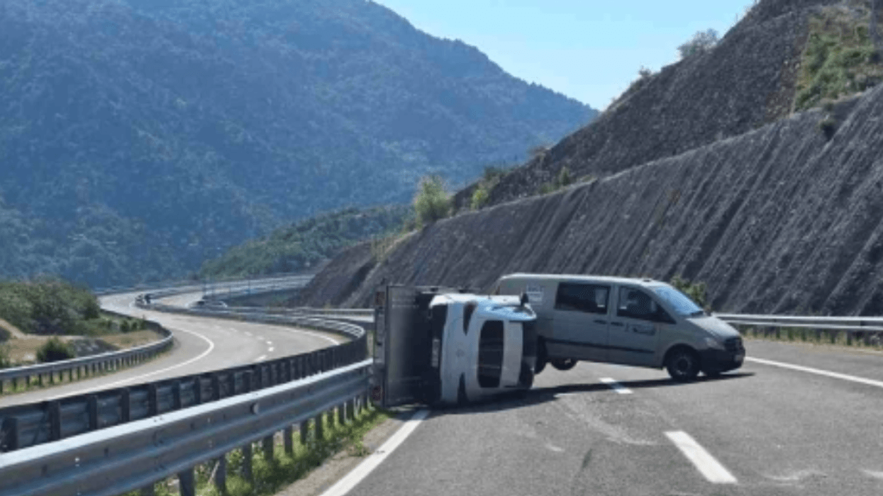 Përmbyset një kamion me rimorkio në autostradën drejt Gjevgjelisë
