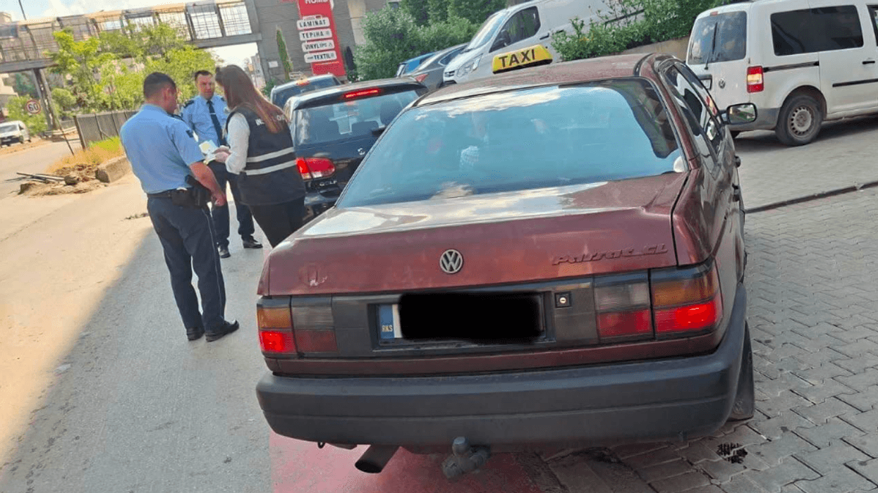 Inspektorët në Fushë Kosovë intensifikojnë kontrollet ndaj taksive ilegale, shqiptohen gjoba dhe vërejtje Inspektorët në Fushë Kosovë intensifikojnë kontrollet ndaj taksive ilegale, shqiptohen gjoba dhe vërejtje