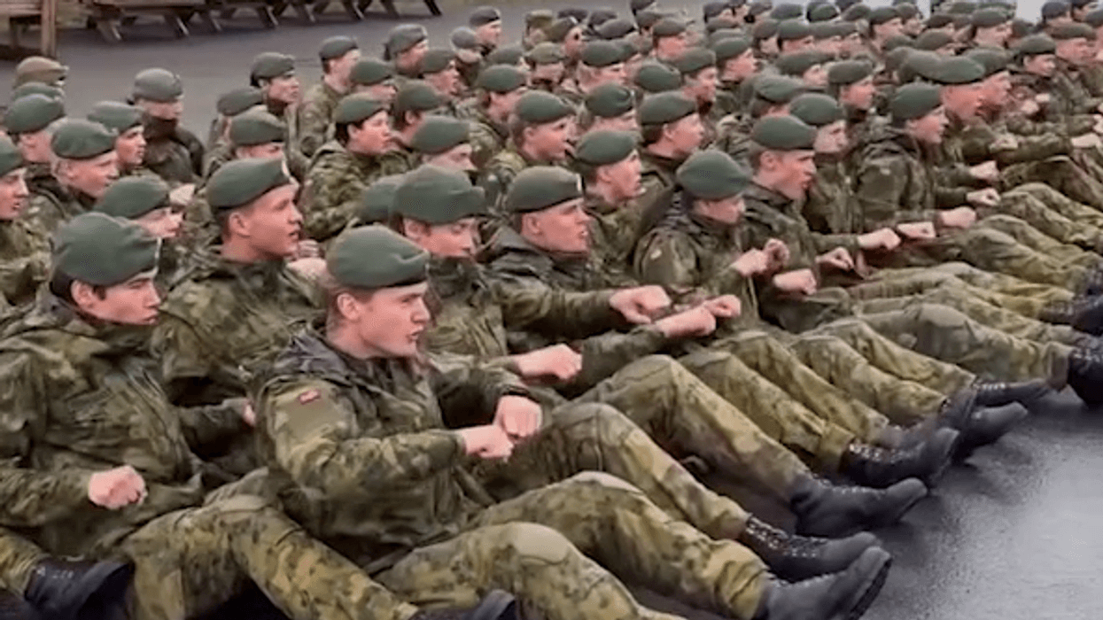Ushtarët e Norvegjisë performojnë festimin "Viking Row" në mbështetje të kombëtares së tyre