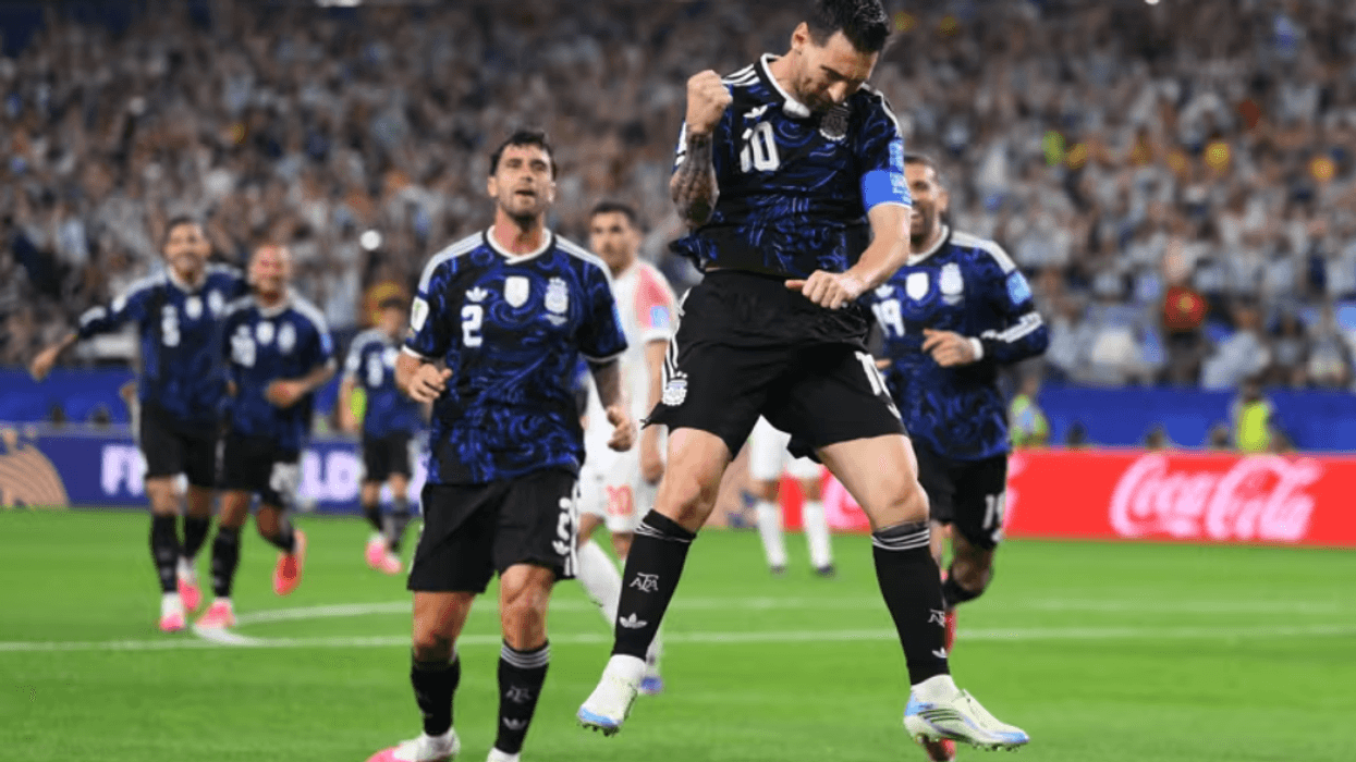 Messi hyn nga banka dhe gjen golin - Argjentina e mbyll me maksimum grupin
