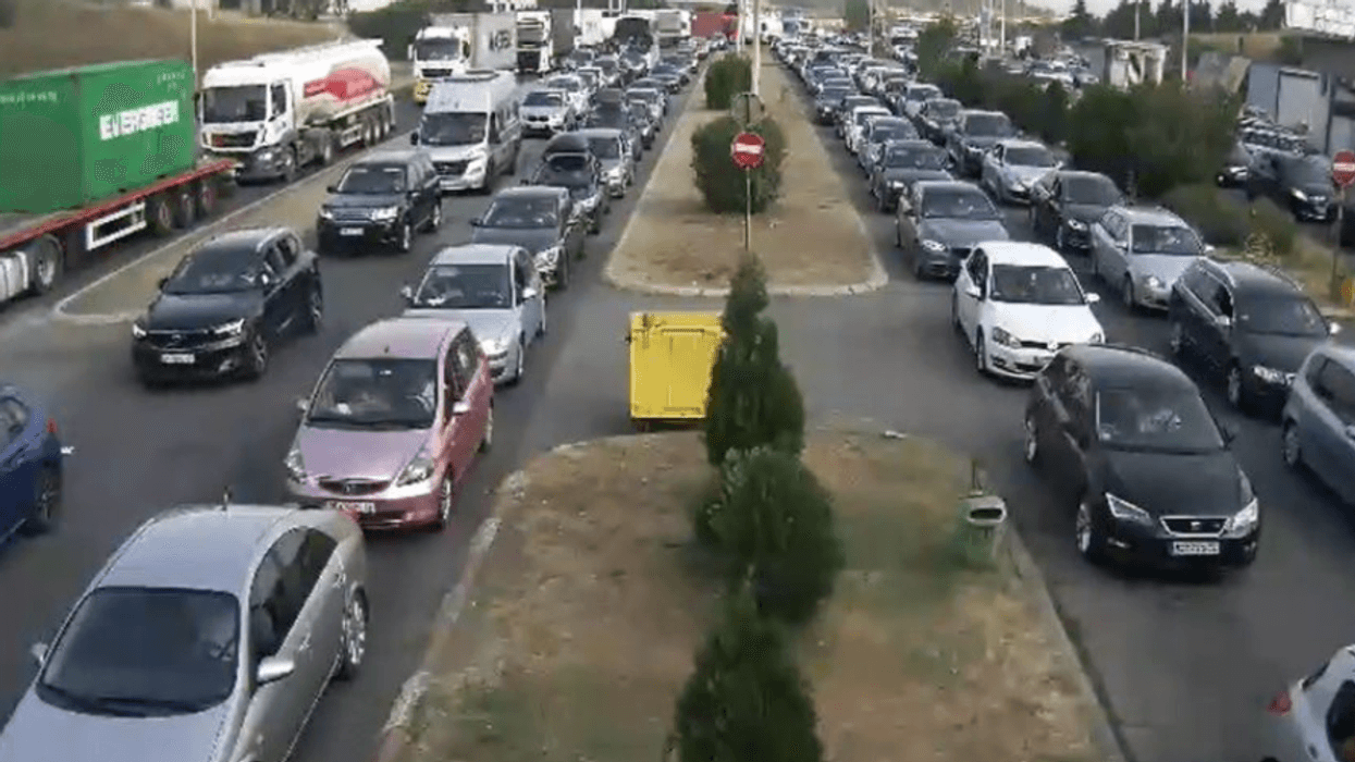 Deri në 4 orë pritje për hyrje në Maqedoni në VK "Bogorodicë"