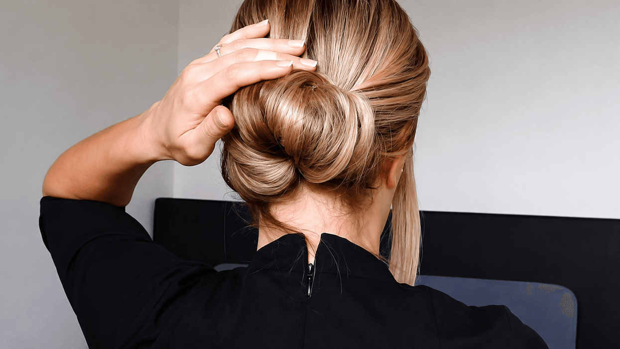 Nuk keni nevojë t’i shkurtoni flokët për t’u dukur më të reja: Tri modele për gratë mbi 50 vjeç Nuk keni nevojë t’i shkurtoni flokët për t’u dukur më të reja: Tri modele për gratë mbi 50 vjeç