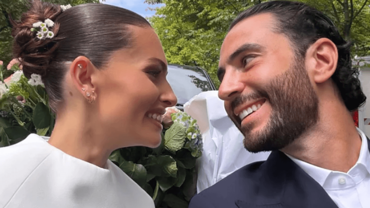 Modelja e cilësuar si 'vajza më e bukur në botë' martohet me partnerin e saj në Paris