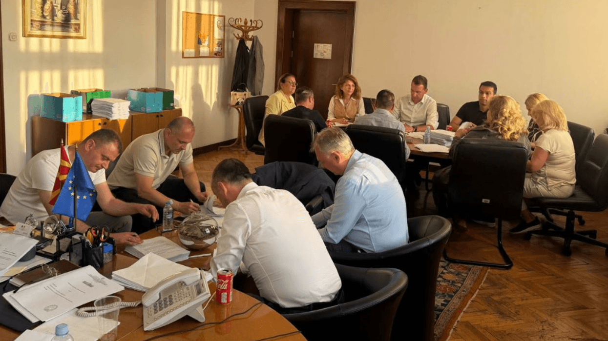 Opozita në Maqedoni me 10.000 amendamente kundër Kodit Zgjedhor Opozita në Maqedoni me 10.000 amendamente kundër Kodit Zgjedhor