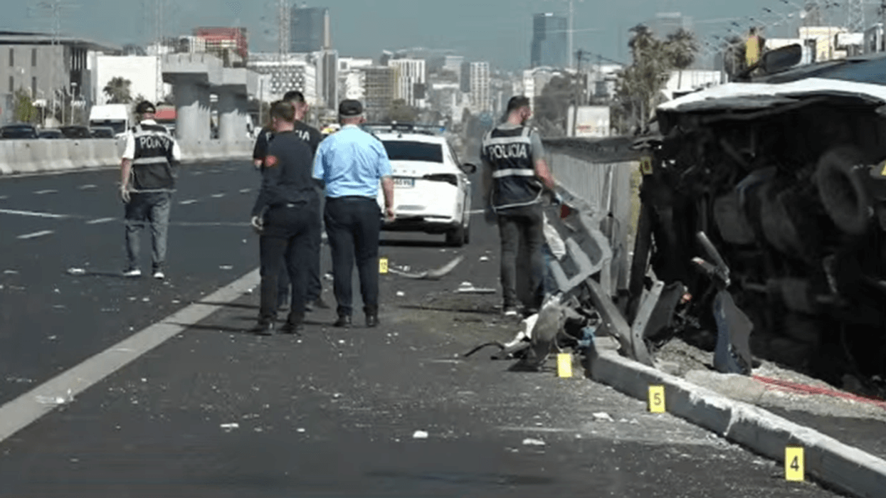 “Fëmija u rikthye në jetë”, policia saktëson të dhënat për aksidentin e furgonit: Viktimë mbeti vetëm shoferi, shtatë të lënduar rëndë “Fëmija u rikthye në jetë”, policia saktëson të dhënat për aksidentin e furgonit: Viktimë mbeti vetëm shoferi, shtatë të lënduar rëndë