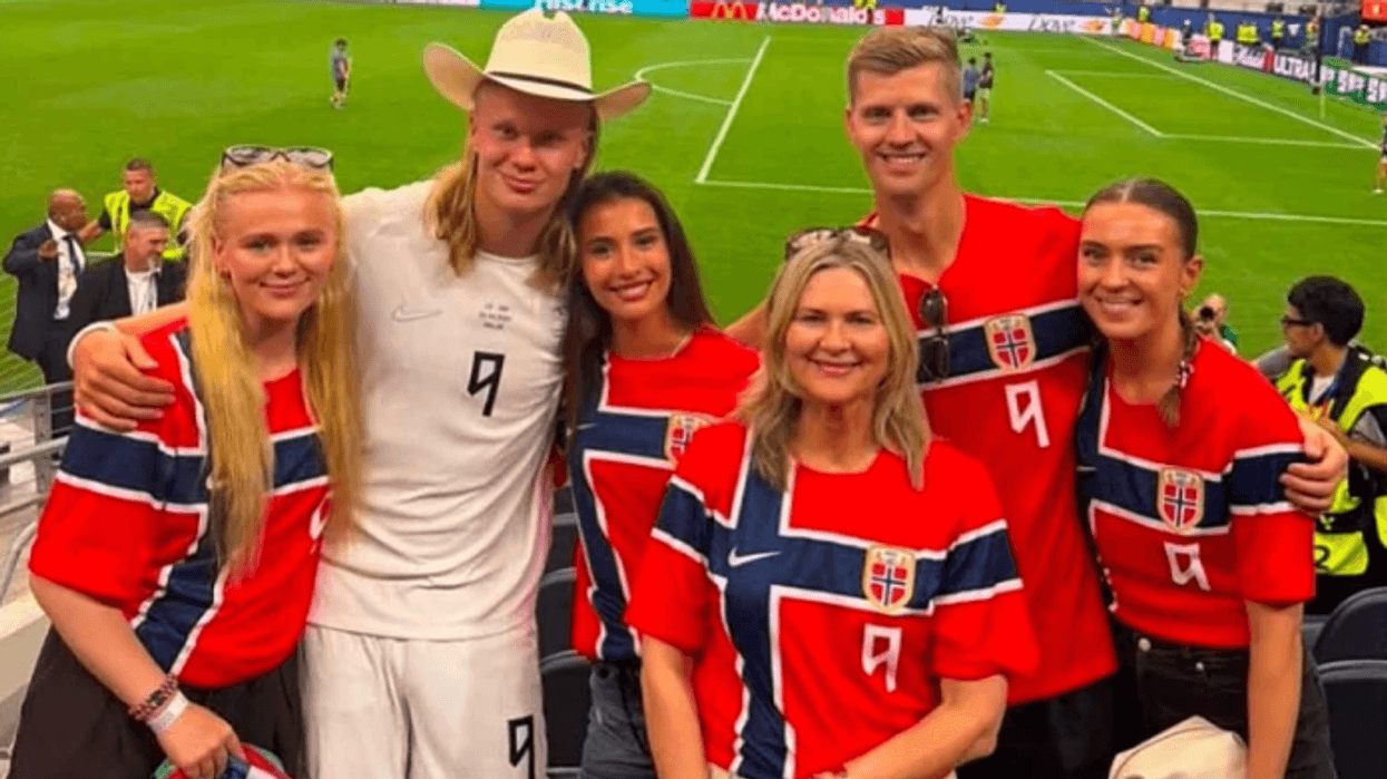 Haaland feston me familjen, partnerja e tij publikon momente nga triumfi i Norvegjisë Haaland feston me familjen, partnerja e tij publikon momente nga triumfi i Norvegjisë