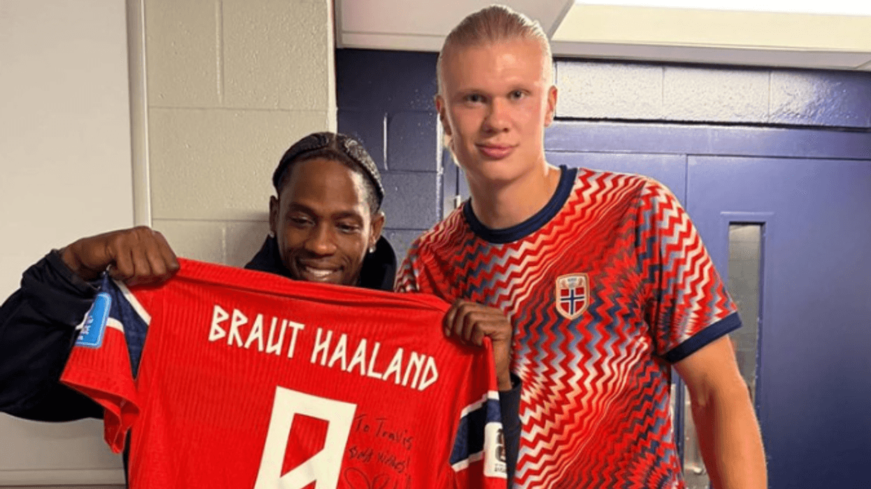 Erling Haaland takohet me Travis Scott, i dhuron fanellën e Norvegjisë Erling Haaland takohet me Travis Scott, i dhuron fanellën e Norvegjisë