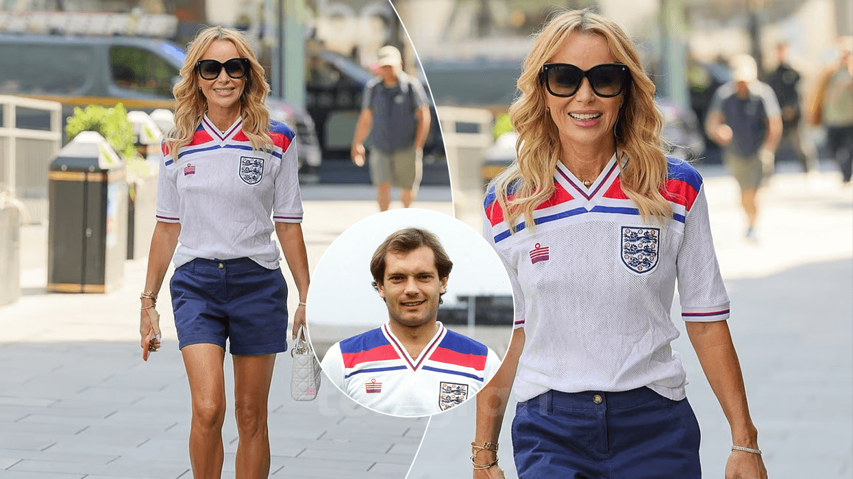 Amanda Holden përfshihet nga ethet e futbollit, shfaqet me fanellë retro të Anglisë në Londër