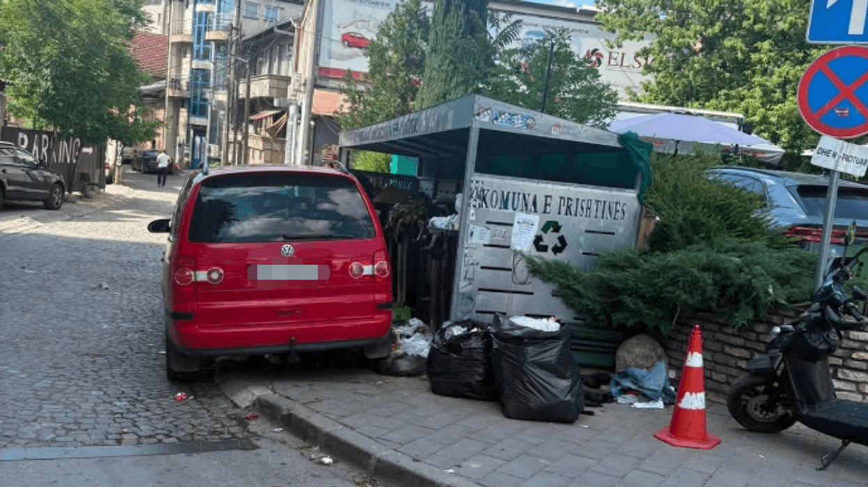Kapet duke hedhur mbeturina në hapësirë publike në Prishtinë, gjobitet me 200 euro Kapet duke hedhur mbeturina në hapësirë publike në Prishtinë, gjobitet me 200 euro