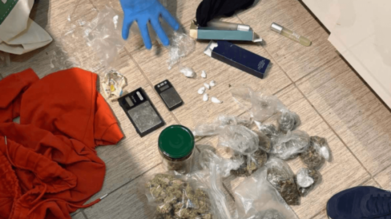 Bastisje në një banesë në Shkup, policia sekuestroi disa lloje të substancave narkotike Bastisje në një banesë në Shkup, policia sekuestroi disa lloje të substancave narkotike