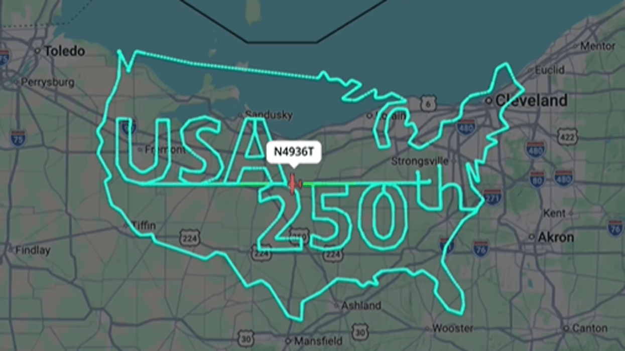 Fluturim spektakolar, piloti krijon mbishkrimin "USA 250th" në qiell