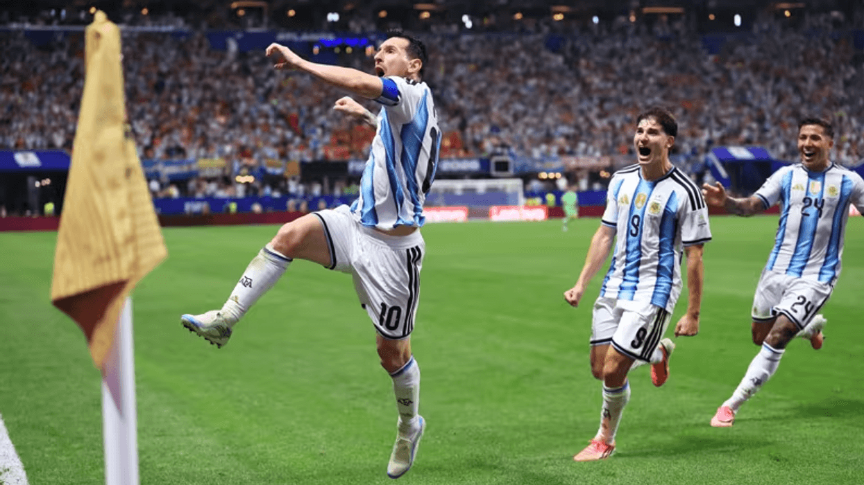 Leo Messi rikthen Argjentinën në lojë, me asistim dhe gol