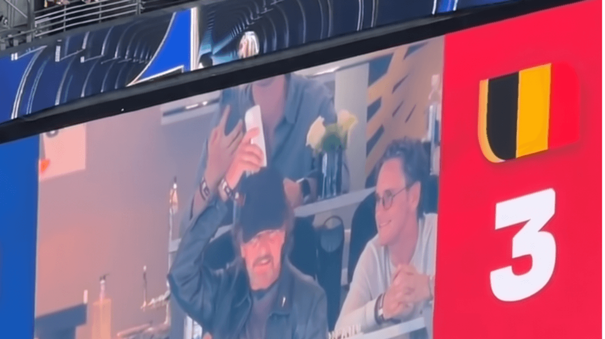 Ylli i rock-ut, Eddie Vedder filmohet në tribunat e Kupës e Botës derisa pamjet bëhen virale
