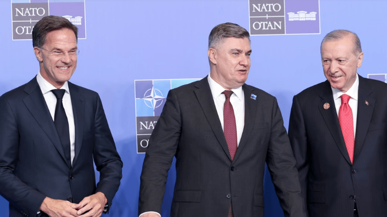 Presidenti kroat kërkon që NATO t'i kushtojë vëmendje Serbisë Presidenti kroat kërkon që NATO t'i kushtojë vëmendje Serbisë