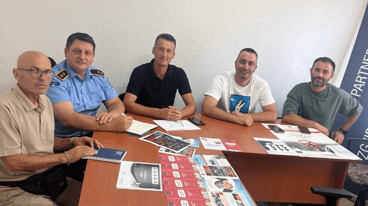 Policia dhe Komiteti Lokal i Sigurisë në Pogragjë koordinojnë veprimet kundër narkotikëve dhe zjarreve Policia dhe Komiteti Lokal i Sigurisë në Pogragjë koordinojnë veprimet kundër narkotikëve dhe zjarreve