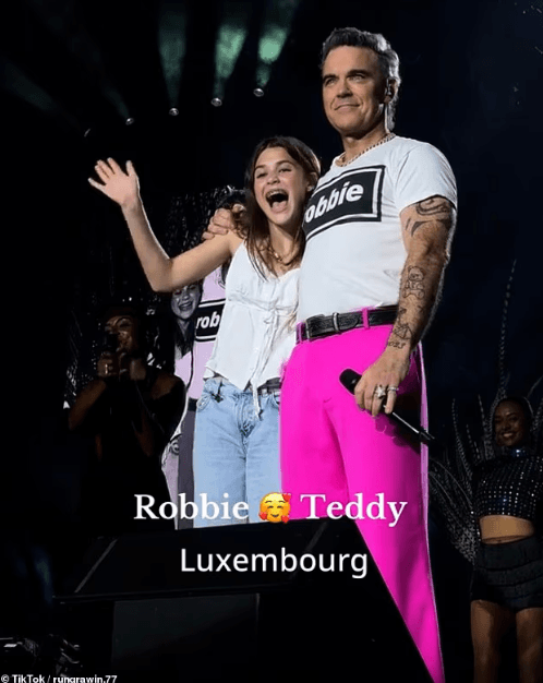Robbie Williams ngjitet në skenë me vajzën e tij 13 vjeçare  gjatë koncertit në Luksemburg