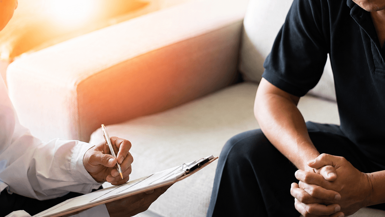 Kanceri i testisit mund të zbulohet me prekje: Shenjat që kërkojnë kontroll te urologu
