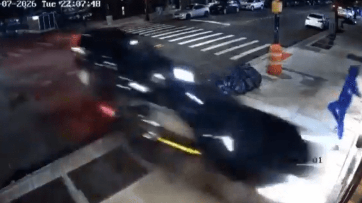 Pamje tronditëse në New York, i riu shmang përplasjen vdekjeprurëse në sekondat e fundit - veturat përfundojnë brenda ndërtesës Pamje tronditëse në New York, i riu shmang përplasjen vdekjeprurëse në sekondat e fundit - veturat përfundojnë brenda ndërtesës
