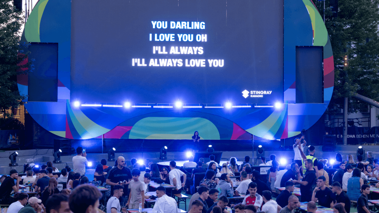 "Open Mic Karaoke Night" në Prishtinë solli një mbrëmje unike